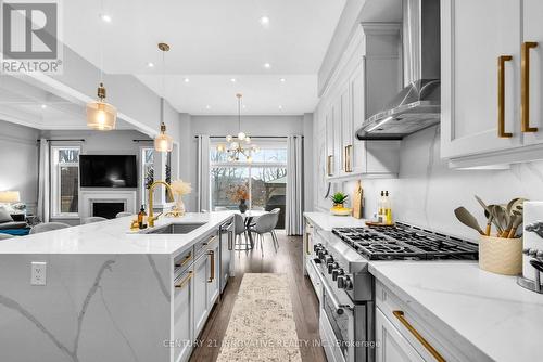 54 Blenheim Circle, Whitby, ON - Indoor Photo Showing Kitchen With Upgraded Kitchen