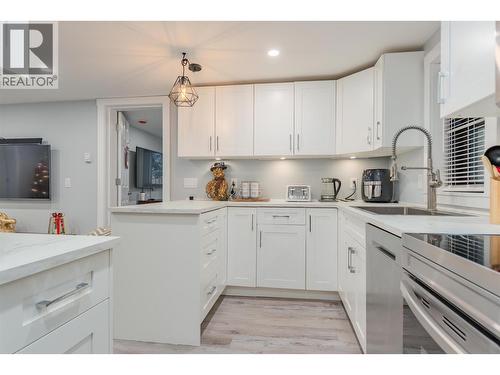 621 Turner Street, Warfield, BC - Indoor Photo Showing Kitchen