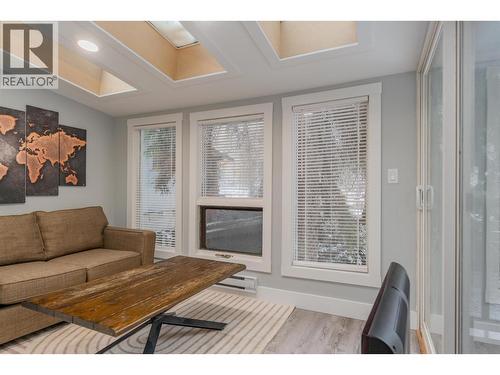 621 Turner Street, Warfield, BC - Indoor Photo Showing Living Room