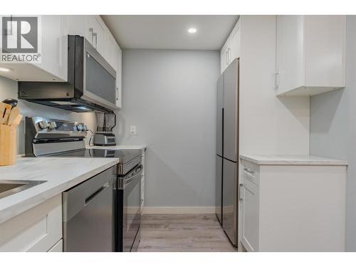 621 Turner Street, Warfield, BC - Indoor Photo Showing Kitchen