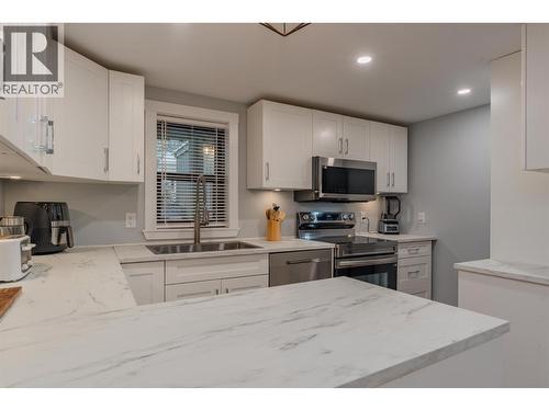 621 Turner Street, Warfield, BC - Indoor Photo Showing Kitchen