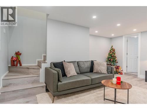 621 Turner Street, Warfield, BC - Indoor Photo Showing Living Room