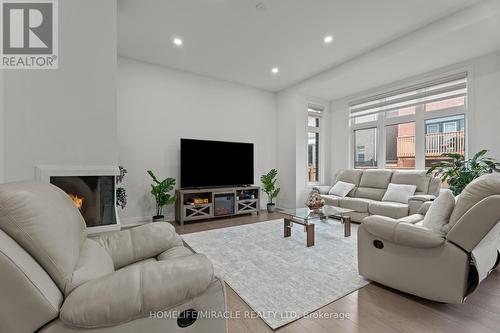 3118 Travertine Drive, Oakville, ON - Indoor Photo Showing Living Room