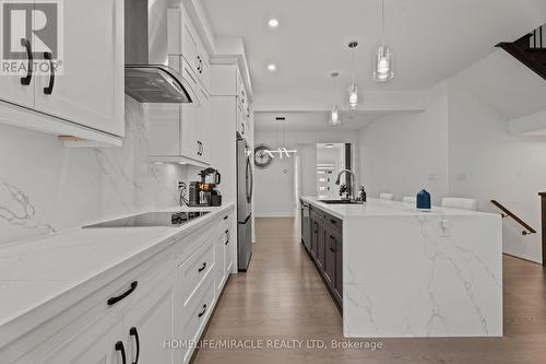 3118 Travertine Drive, Oakville, ON - Indoor Photo Showing Kitchen With Upgraded Kitchen