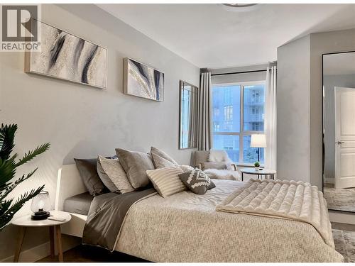 1099 Sunset Drive Unit# 324, Kelowna, BC - Indoor Photo Showing Bedroom