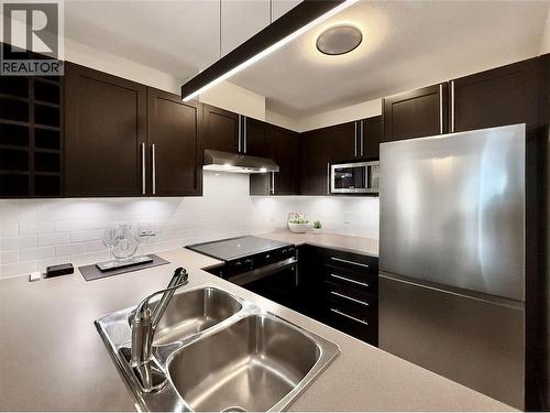 1099 Sunset Drive Unit# 324, Kelowna, BC - Indoor Photo Showing Kitchen With Double Sink With Upgraded Kitchen