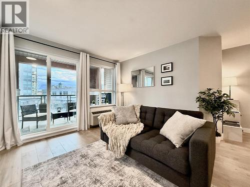 1099 Sunset Drive Unit# 324, Kelowna, BC - Indoor Photo Showing Living Room