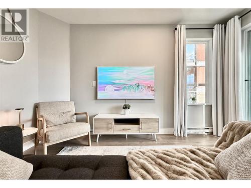 1099 Sunset Drive Unit# 324, Kelowna, BC - Indoor Photo Showing Living Room