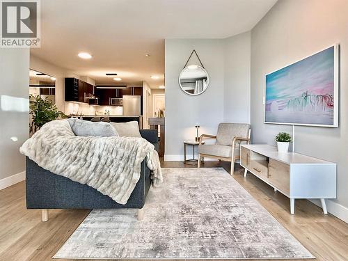 1099 Sunset Drive Unit# 324, Kelowna, BC - Indoor Photo Showing Bedroom