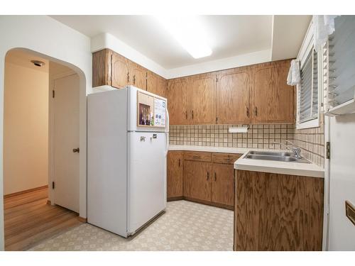 33569 5Th Avenue, Mission, BC - Indoor Photo Showing Kitchen With Double Sink
