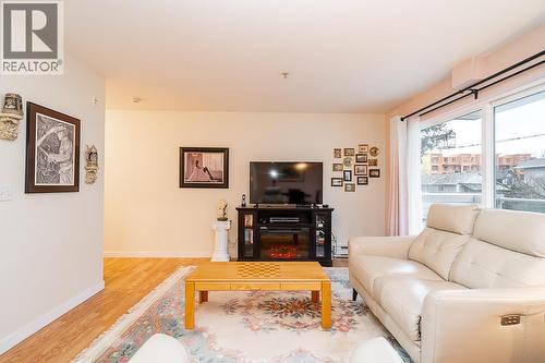 203 2983 Cambridge Street, Port Coquitlam, BC - Indoor Photo Showing Living Room