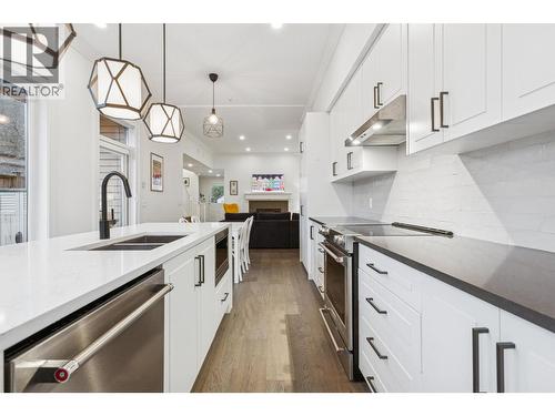612 Brantford Street, New Westminster, BC - Indoor Photo Showing Kitchen With Double Sink With Upgraded Kitchen