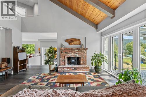5025 Genoa Bay Rd, Duncan, BC - Indoor Photo Showing Living Room With Fireplace