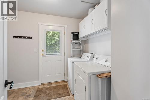 5025 Genoa Bay Rd, Duncan, BC - Indoor Photo Showing Laundry Room