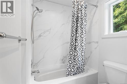 5025 Genoa Bay Rd, Duncan, BC - Indoor Photo Showing Bathroom