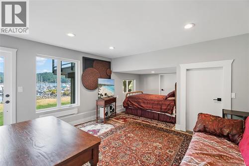 5025 Genoa Bay Rd, Duncan, BC - Indoor Photo Showing Living Room