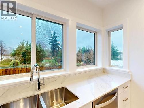 C204-6900 Burnaby Street, Powell River, BC - Indoor Photo Showing Kitchen