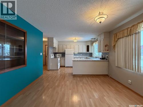 120 6Th Street E, Ponteix, SK - Indoor Photo Showing Kitchen