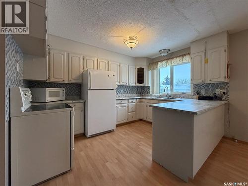 120 6Th Street E, Ponteix, SK - Indoor Photo Showing Kitchen