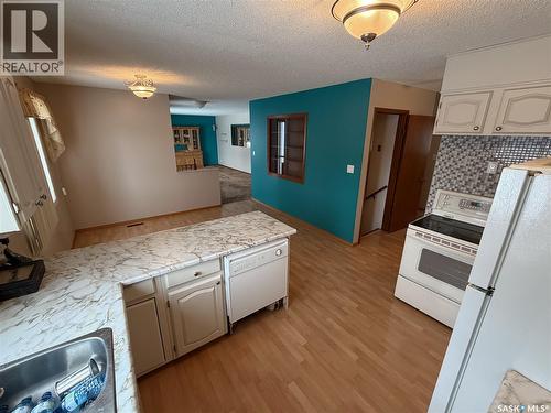 120 6Th Street E, Ponteix, SK - Indoor Photo Showing Kitchen