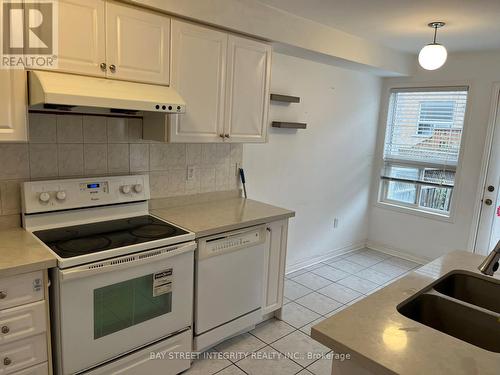 147 Nahanni Drive, Richmond Hill, ON - Indoor Photo Showing Kitchen