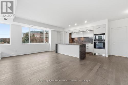 205 - 259 The Kingsway, Toronto, ON - Indoor Photo Showing Kitchen