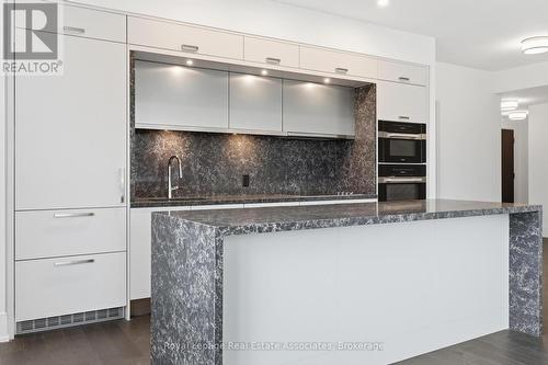 205 - 259 The Kingsway, Toronto, ON - Indoor Photo Showing Kitchen