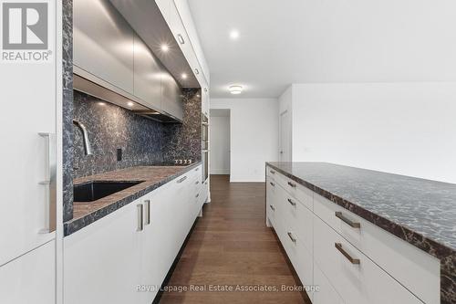 205 - 259 The Kingsway, Toronto, ON - Indoor Photo Showing Kitchen With Upgraded Kitchen