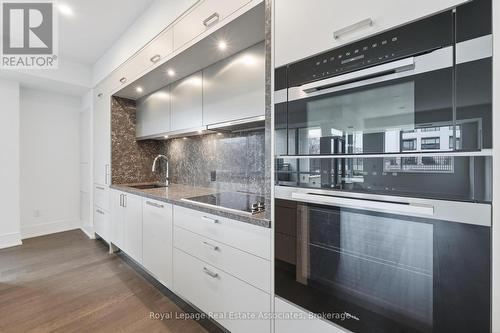 205 - 259 The Kingsway, Toronto, ON - Indoor Photo Showing Kitchen With Upgraded Kitchen