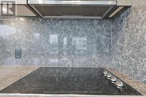 205 - 259 The Kingsway, Toronto, ON - Indoor Photo Showing Kitchen