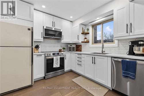 15 - 150 Gateshead Crescent, Hamilton, ON - Indoor Photo Showing Kitchen With Upgraded Kitchen