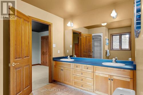 256 Denney Drive, Essa, ON - Indoor Photo Showing Bathroom