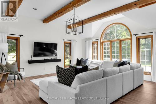 256 Denney Drive, Essa, ON - Indoor Photo Showing Living Room