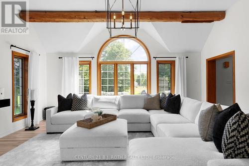 256 Denney Drive, Essa, ON - Indoor Photo Showing Living Room