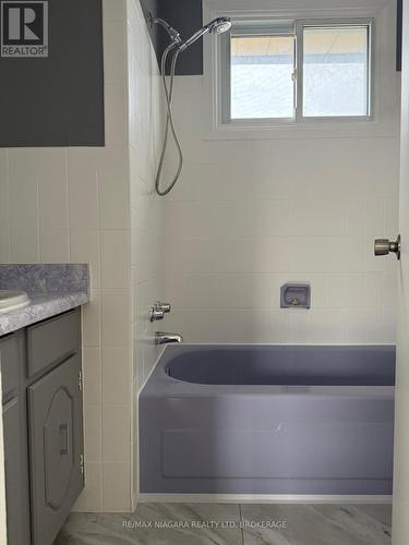 8006 Paddock Trail Drive, Niagara Falls (Ascot), ON - Indoor Photo Showing Bathroom