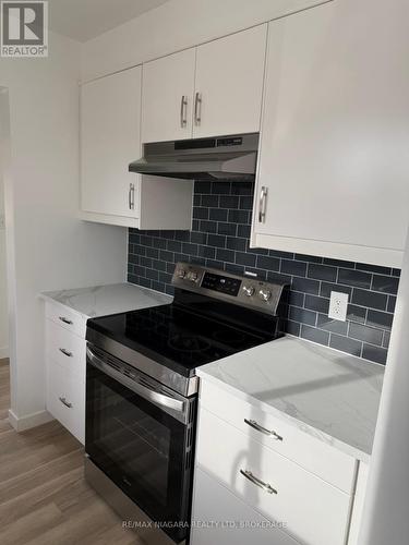 8006 Paddock Trail Drive, Niagara Falls (Ascot), ON - Indoor Photo Showing Kitchen