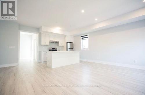2 - 180 Prince Street W, Oshawa, ON - Indoor Photo Showing Kitchen