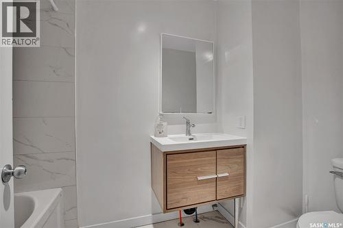 2820-2822 7Th Street E, Saskatoon, SK - Indoor Photo Showing Bathroom
