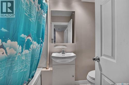 2820-2822 7Th Street E, Saskatoon, SK - Indoor Photo Showing Bathroom