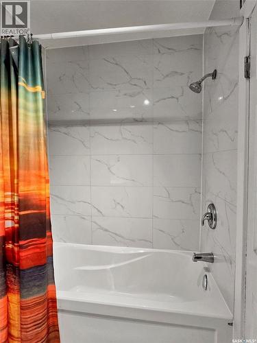 2820-2822 7Th Street E, Saskatoon, SK - Indoor Photo Showing Bathroom