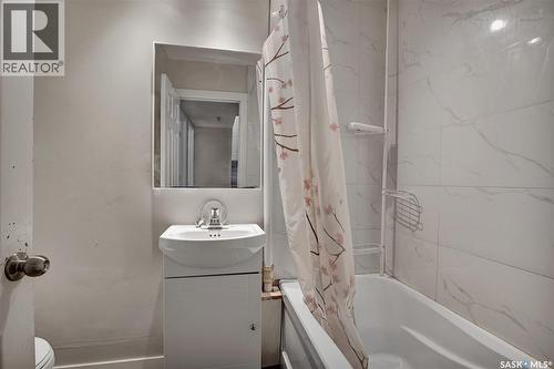 2820-2822 7Th Street E, Saskatoon, SK - Indoor Photo Showing Bathroom