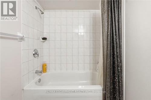 2 Gary Avenue, Hamilton, ON - Indoor Photo Showing Bathroom