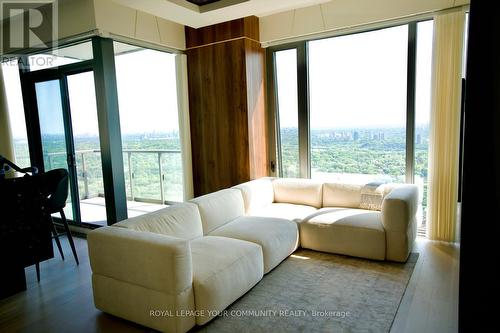 4907 - 8 Cumberland Street, Toronto, ON - Indoor Photo Showing Living Room