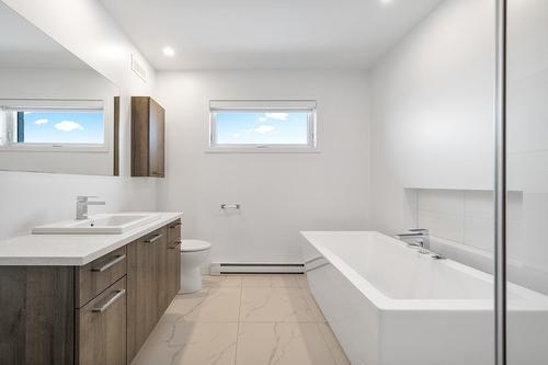 Salle de bains - 1009 Rue Armand-Daigle, Beloeil, QC - Indoor Photo Showing Bathroom