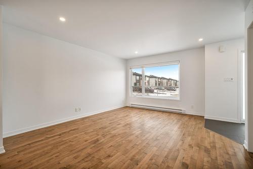 Salon - 1009 Rue Armand-Daigle, Beloeil, QC - Indoor