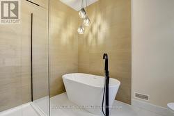 Primary bedroom 5-piece ensuite - 