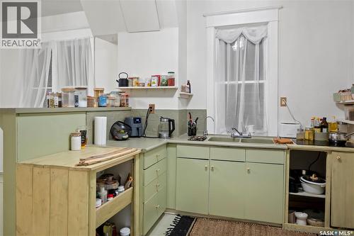 1124 Victoria Avenue, Regina, SK - Indoor Photo Showing Kitchen With Double Sink