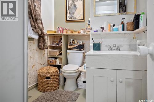 1124 Victoria Avenue, Regina, SK - Indoor Photo Showing Bathroom