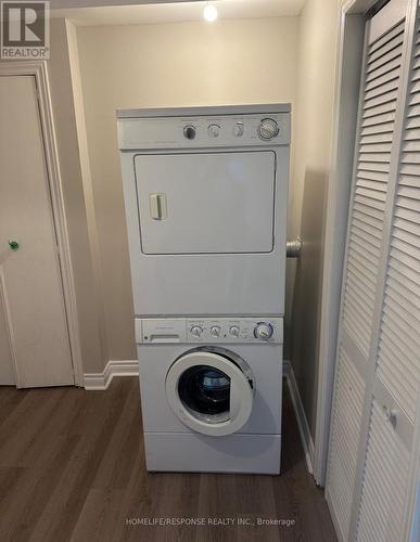 5415 Longford Drive, Mississauga, ON - Indoor Photo Showing Laundry Room