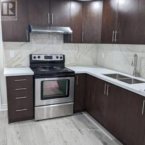 150 Dells Crescent, Brampton, ON - Indoor Photo Showing Kitchen With Double Sink With Upgraded Kitchen